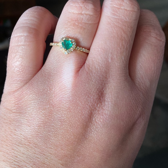 Pure Emerald heart shape cut on 18K gold - Picture 3 of 6